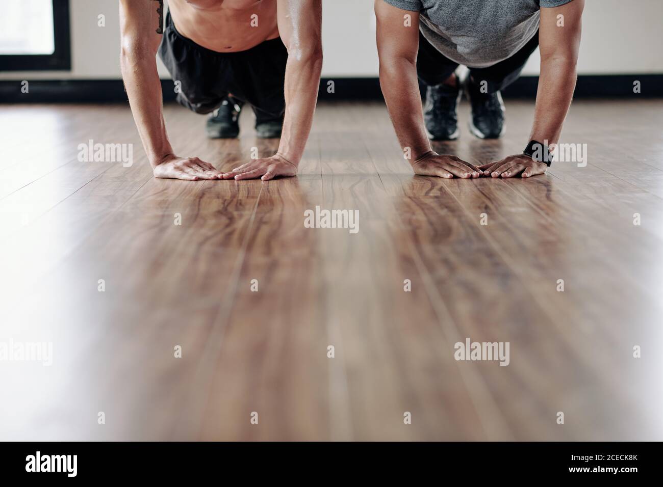 Des hommes qui font des push-up Banque D'Images