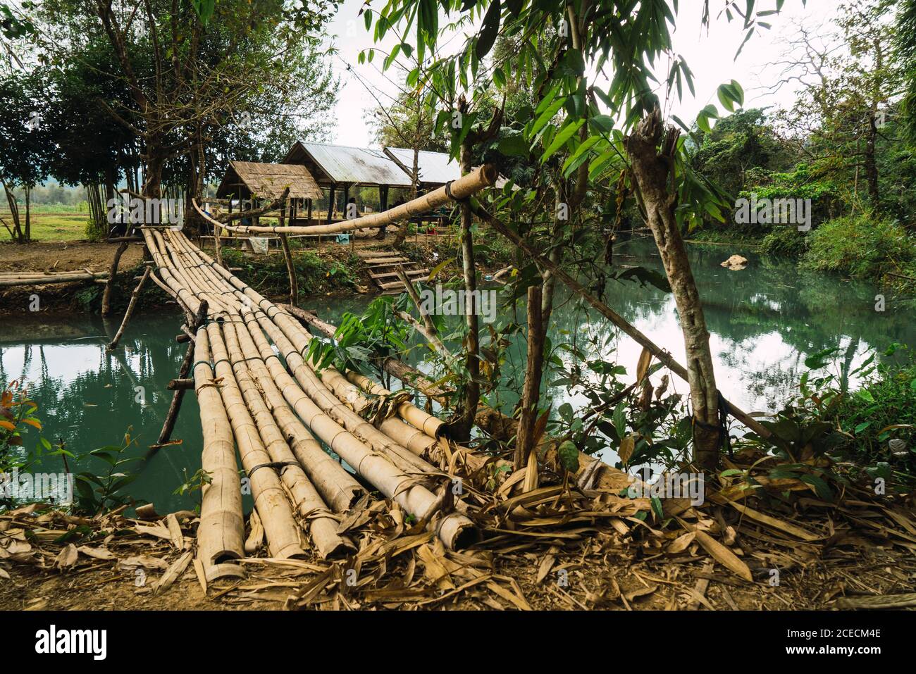 Petit pont de bambou à la maison rurale Banque D'Images