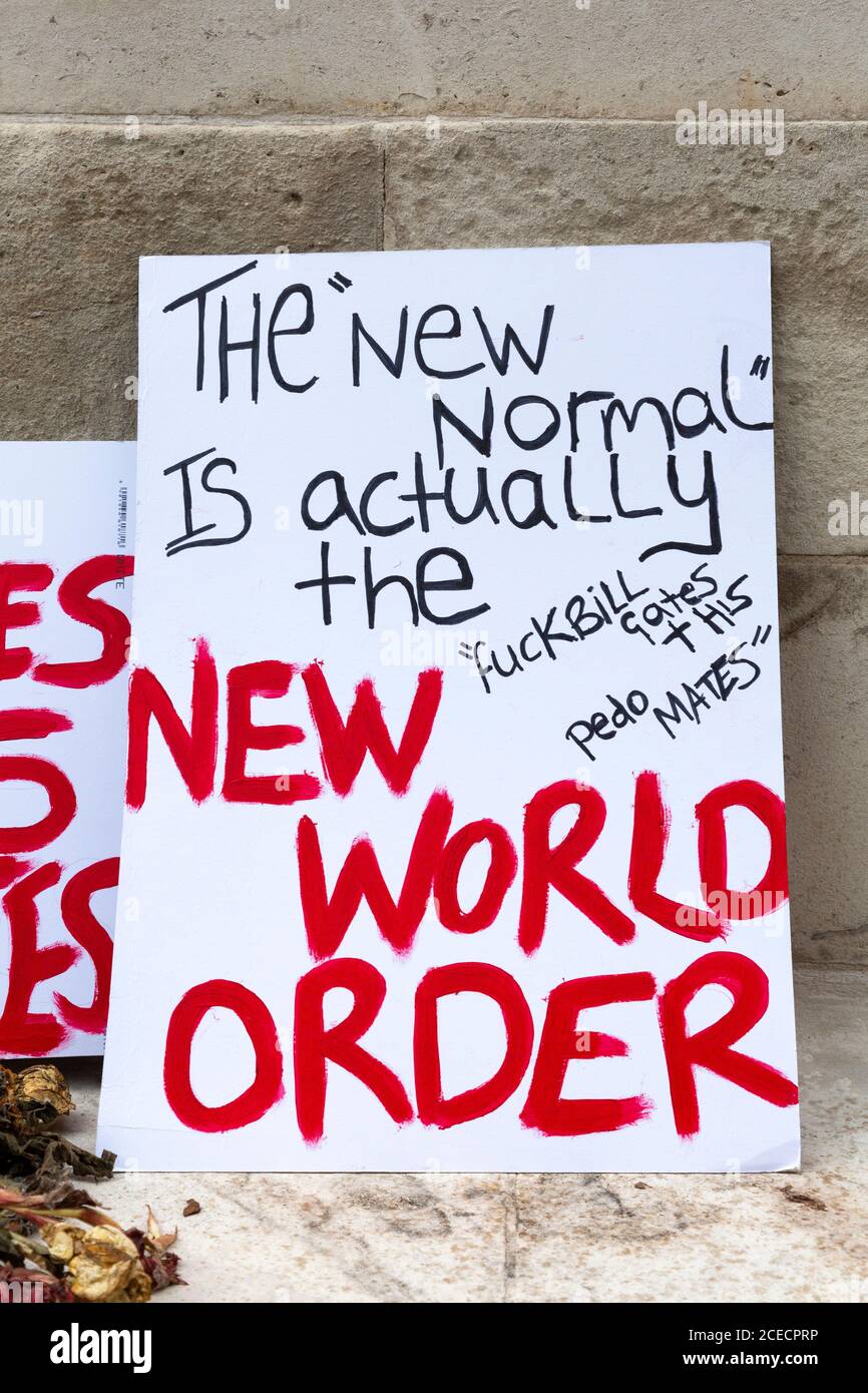 Panneau de protestation gauche au cénotaphe, manifestation anti-Lockdown, Whitehall, Londres, 29 août 2020 Banque D'Images