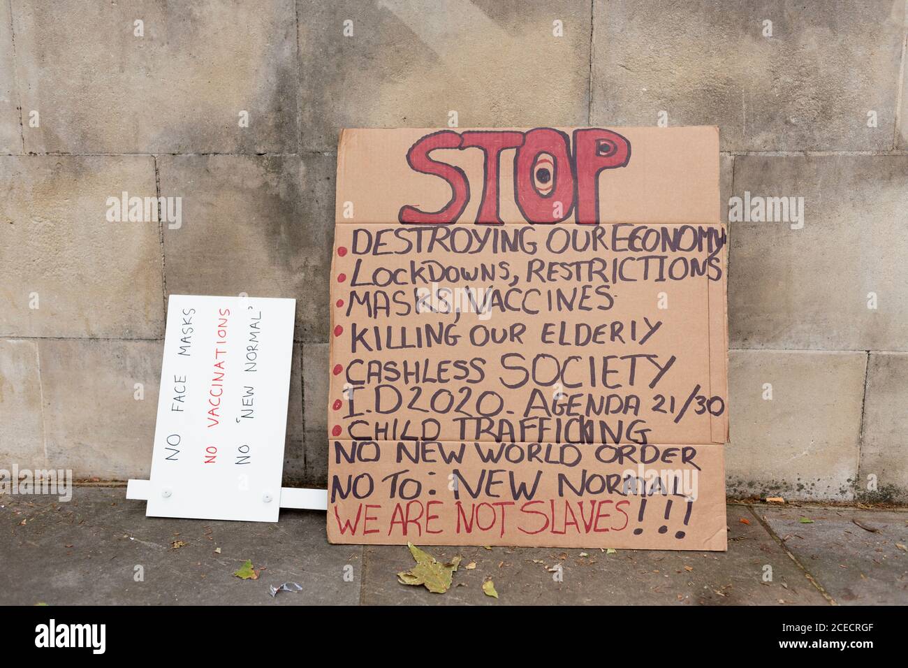 Signes de protestation laissés au cénotaphe, manifestation anti-Lockdown, Whitehall, Londres, 29 août 2020 Banque D'Images