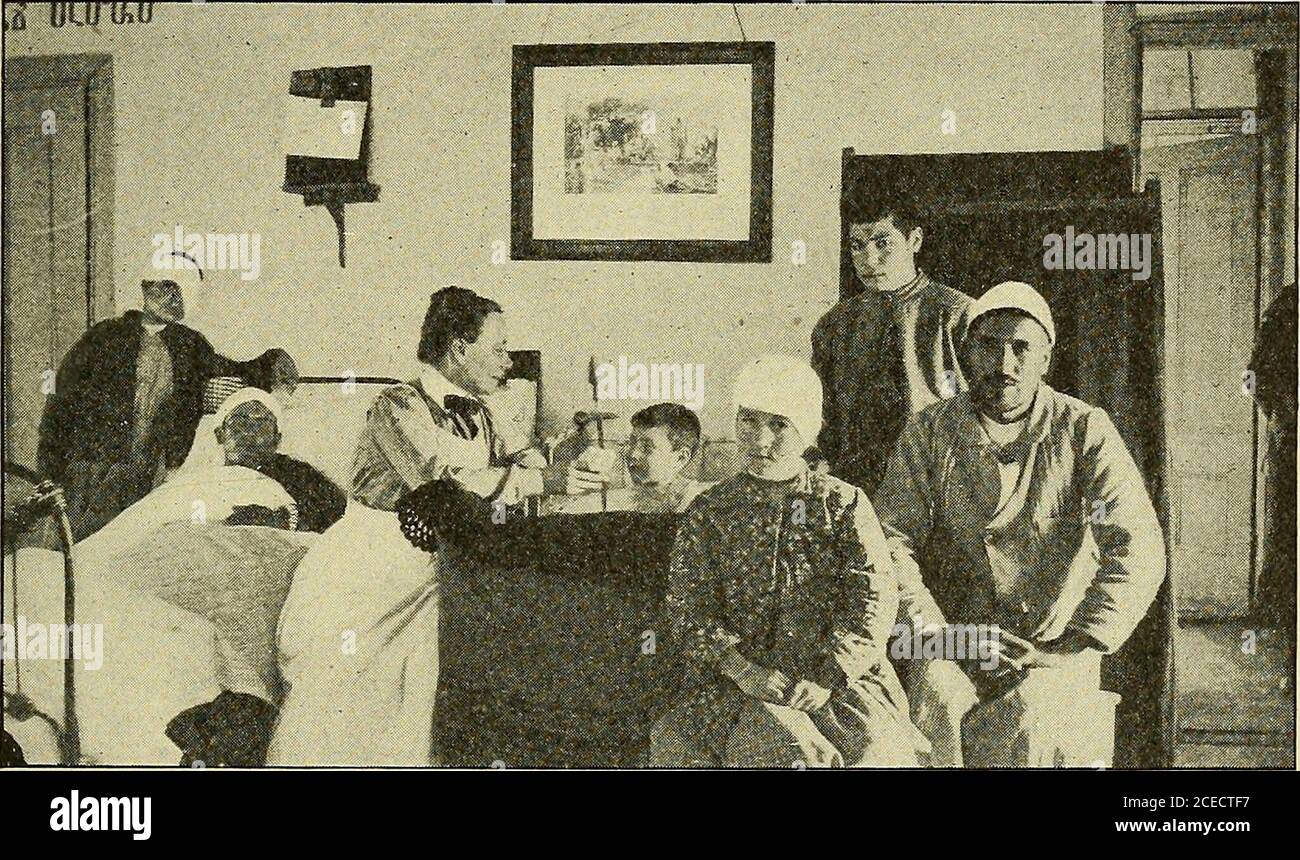 . La vie et la lumière pour la femme. Il roube-rose concave du matin de mai skyattester eux-mêmes d'être d'un tissu, d'une pièce. Tout est utile : tout pour l'ensemble et pour chacun. C'est le travail qui transmuting la vie en beauté et en puissance, qui garde les humansouls frais avec la croissance pérenne du printemps, qui fait que l'homme le connaît lui-même un plus grand dans les énergies créatives de Dieu, son coouvrier ainsi que l'hisprogéniture.— Lucy Larcom. Igi4 portes ouvertes à Aintab 155 OPLN DOOR5 À AINTAB PAR ELIZABETH TROWBRIDGE LES missionnaires femmes d'Aintab ont fait tout ce temps et fortifieraient, ont trouvé merveilleux opportunit Banque D'Images