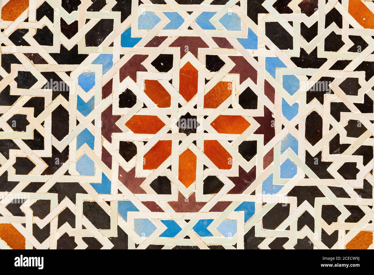 Sol carrelé de mosaïques à l'intérieur de la Medersa Bou Inania, Fès, Maroc, Afrique Banque D'Images