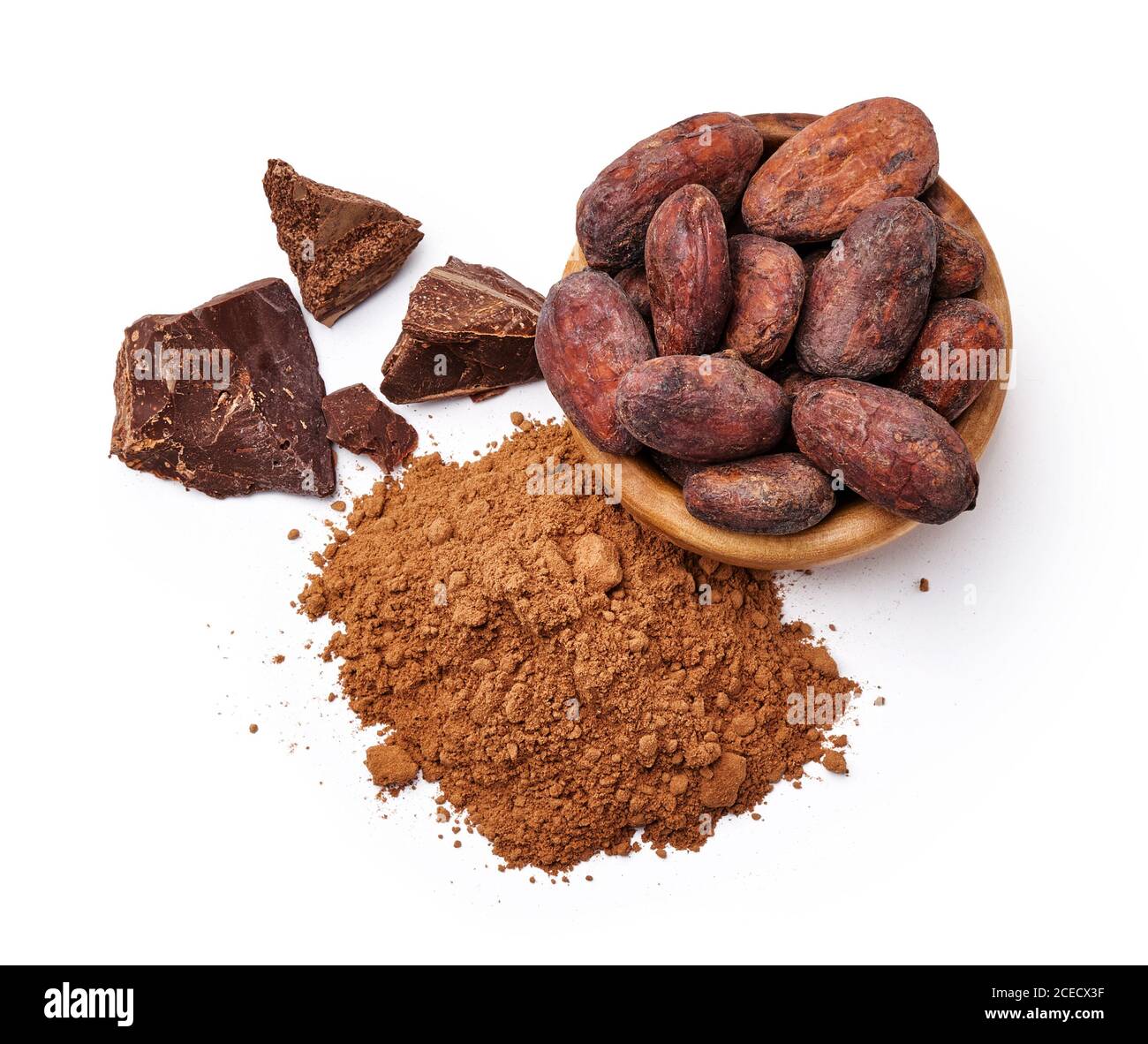 Fèves de cacao avec feuille de cacao dans un bol en bois et poudre de cacao avec morceaux de chocolat isolés sur blanc. Vue de dessus. Banque D'Images