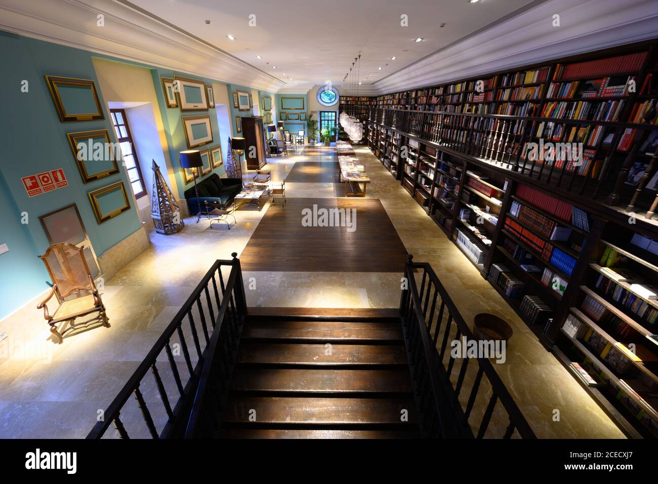 Cangas Del Narcea, Espagne. 12 août 2020. La bibliothèque dans l'ancien monastère et maintenant l'Hôtel Parador de Corias. Credit: Sebastian Kahnert/dpa-Zentralbild/dpa/Alay Live News Banque D'Images