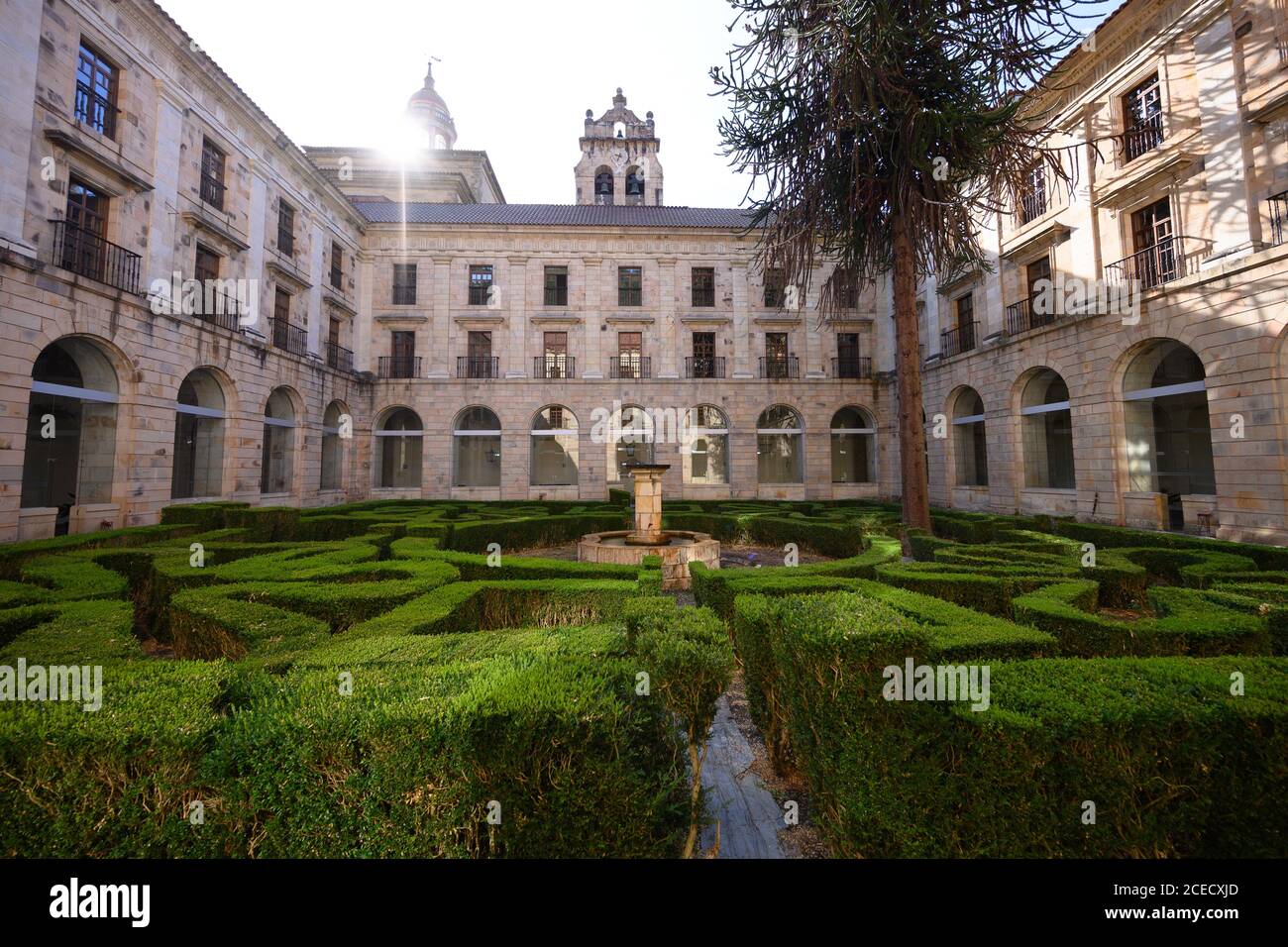 Cangas Del Narcea, Espagne. 14 août 2020. Le jardin dans une cour dans l'ancien couvent et maintenant l'Hôtel Parador de Corias. Credit: Sebastian Kahnert/dpa-Zentralbild/dpa/Alay Live News Banque D'Images