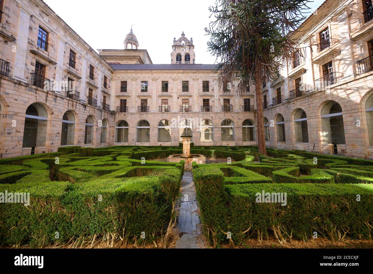 Cangas Del Narcea, Espagne. 14 août 2020. Le jardin dans une cour dans l'ancien couvent et maintenant l'Hôtel Parador de Corias. Credit: Sebastian Kahnert/dpa-Zentralbild/dpa/Alay Live News Banque D'Images