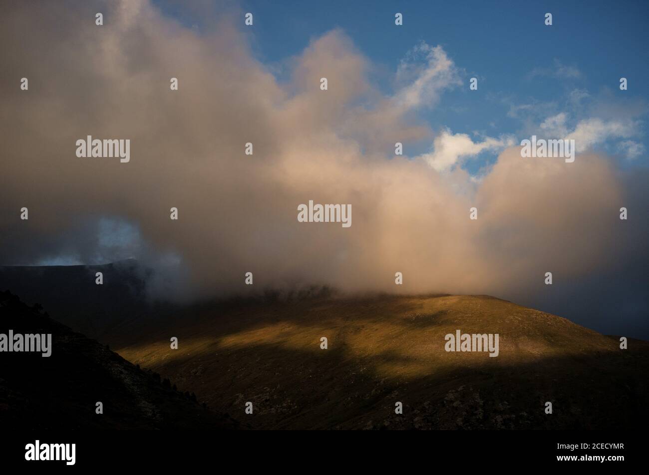 Nuages sur une montagne dans les Pyrénées catalanes Banque D'Images