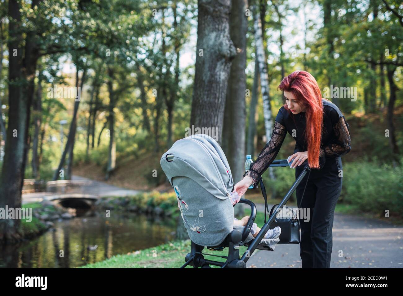 Femme et bébé au parc Banque D'Images