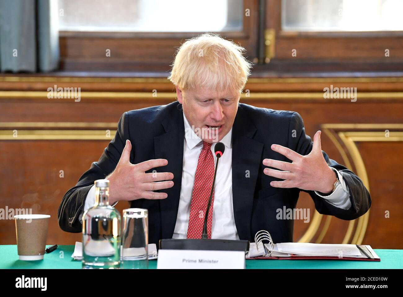 Le Premier ministre Boris Johnson préside une réunion du Cabinet au Bureau des affaires étrangères et du Commonwealth à Londres, devant les députés qui retournent à Westminster après les vacances d'été. Banque D'Images