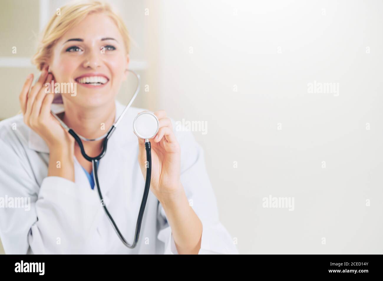 Femme médecin pointant le stéthoscope à l'espace vide. Banque D'Images