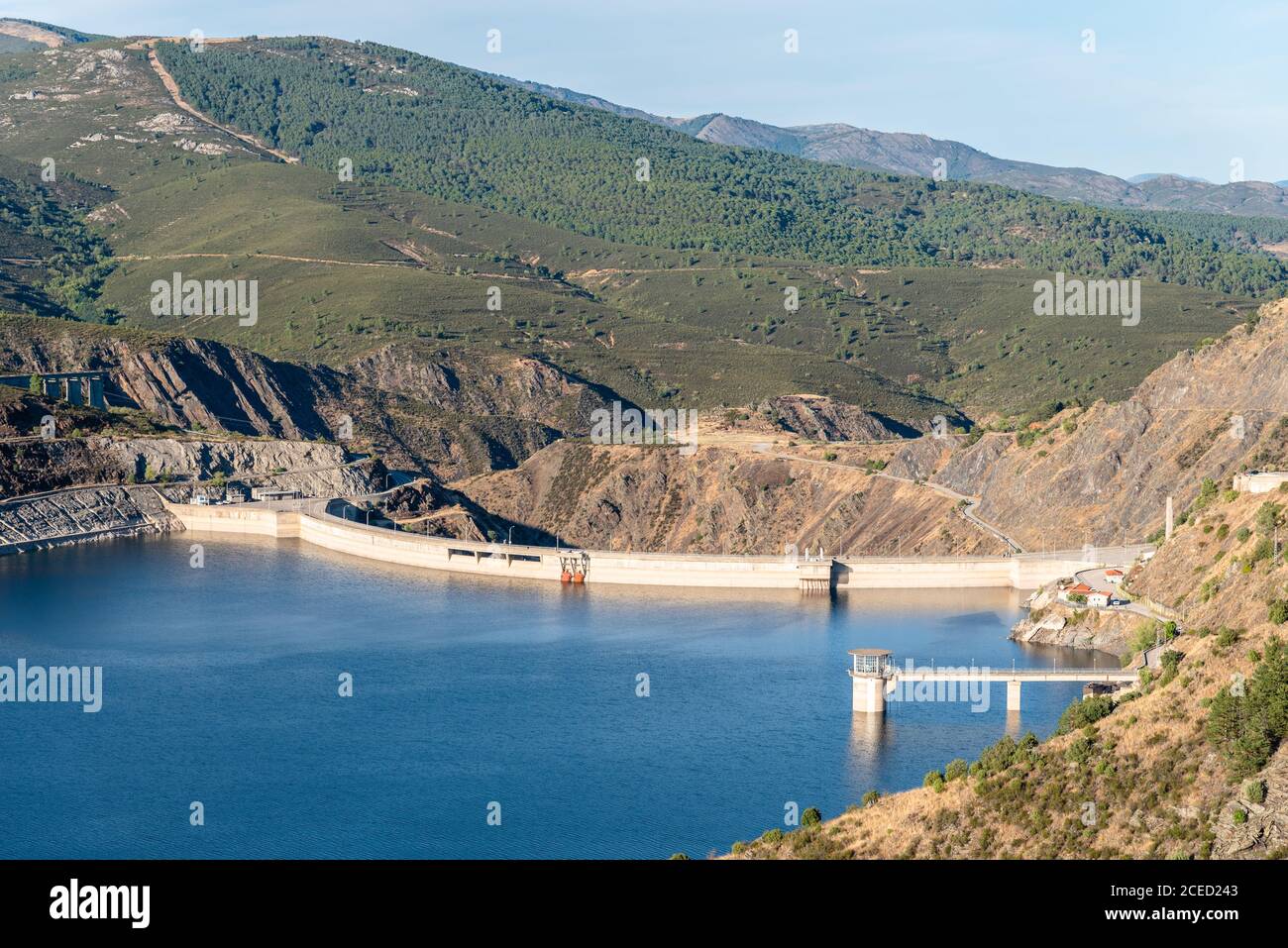 Le réservoir et barrage d'Atazar dans la chaîne de montagnes de Madrid Banque D'Images