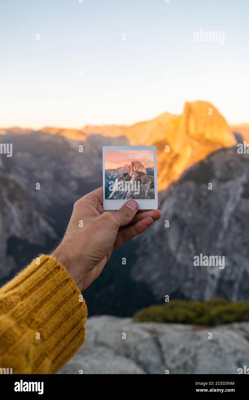 Personne avec photo près de magnifiques montagnes Banque D'Images