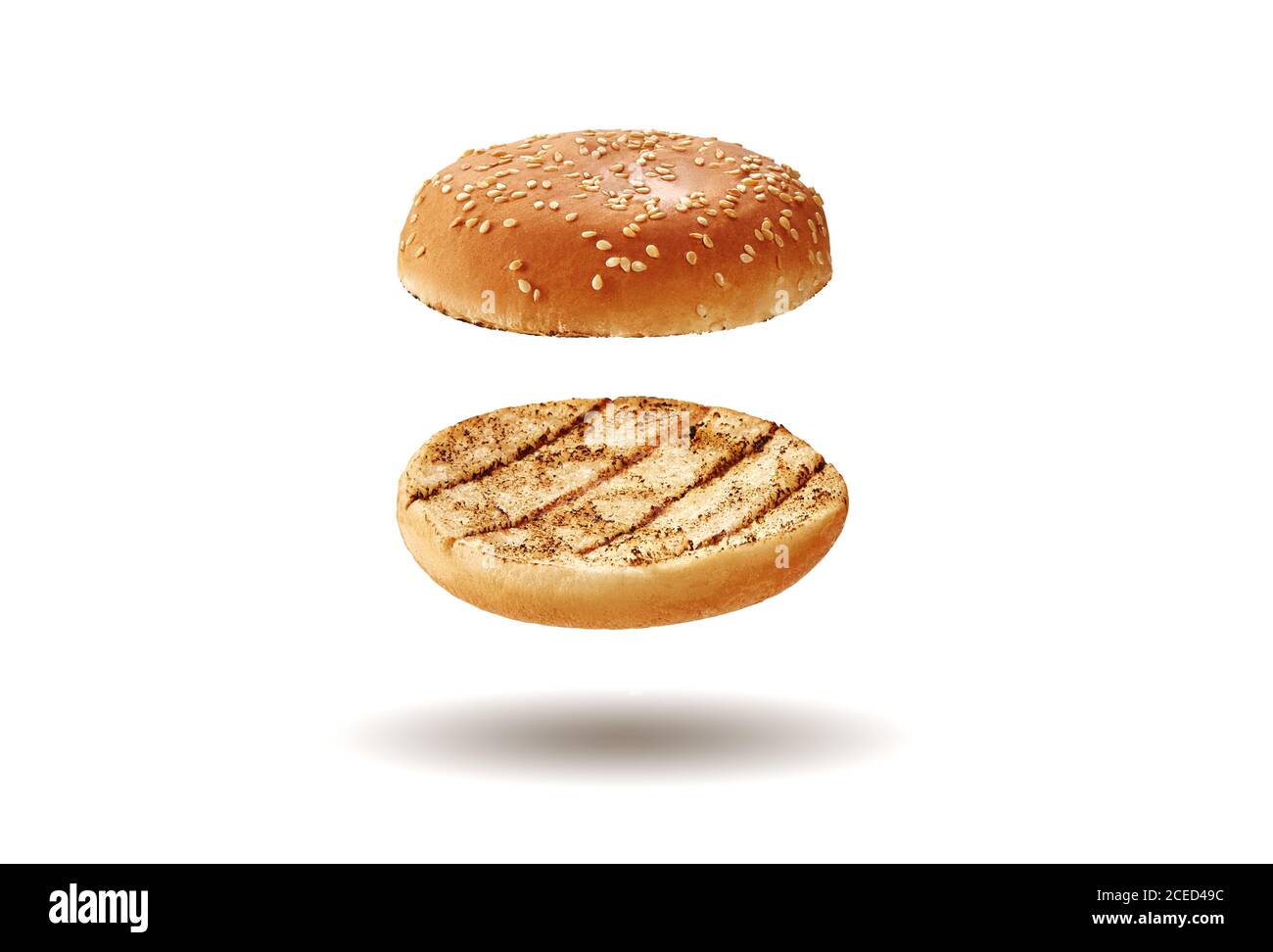 Pain hamburger grillé ou cuit au four avec graines de sésame isolées sur  blanc. Modèle, maquette, publicité. Gros plan, espace de copie Photo Stock  - Alamy
