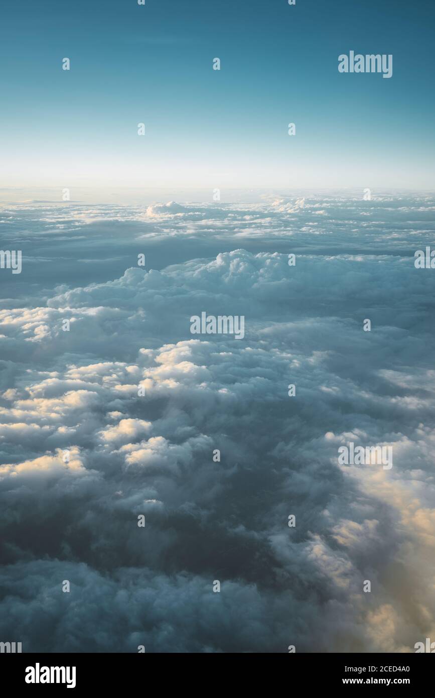 Vue d'en haut des nuages blancs dans le ciel bleu Banque D'Images