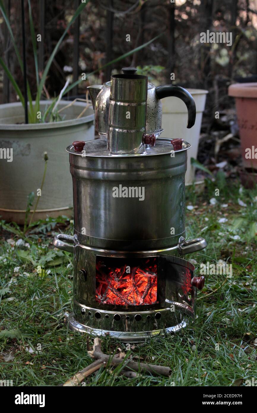 Un feu de charbon incandescent dans le samovar a brûlé dans le jardin. Banque D'Images