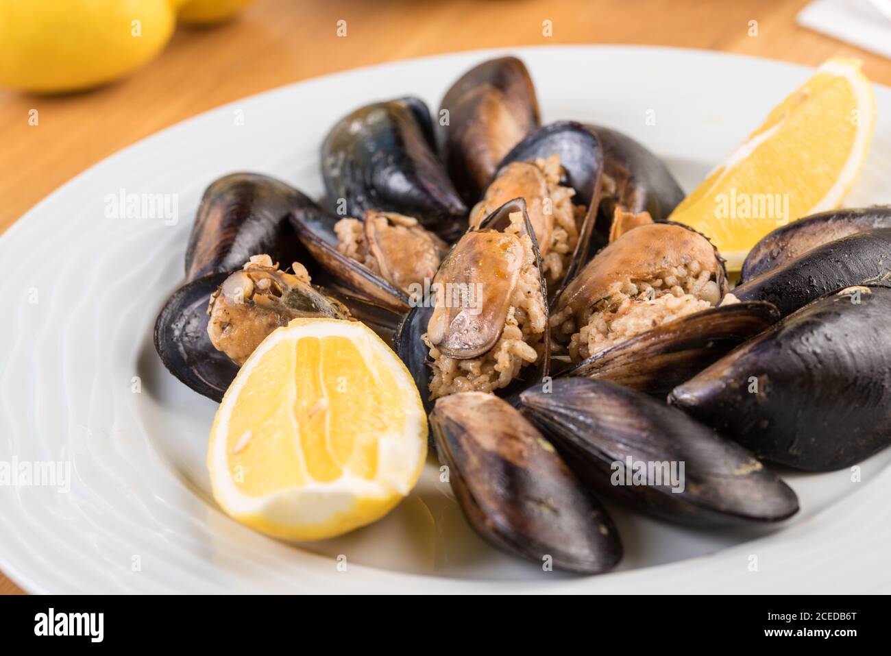 Délicieux riz turc moules farcies au citron. Dolma Midye turc. Banque D'Images