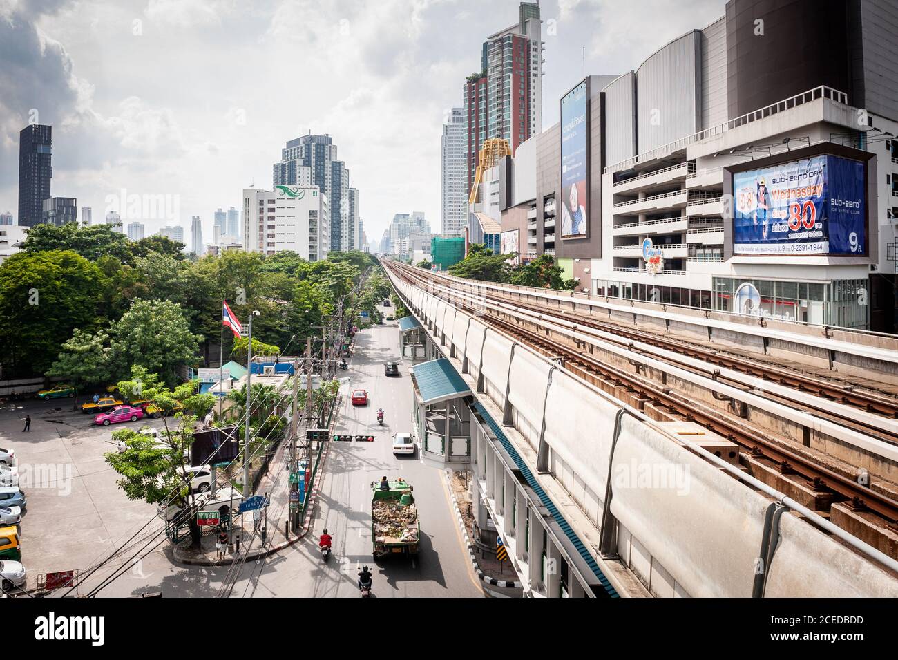 Le train aérien à la station Ekkamai BTS au-dessus de Sukhumvit Rd. À Bangkok en Thaïlande. Banque D'Images