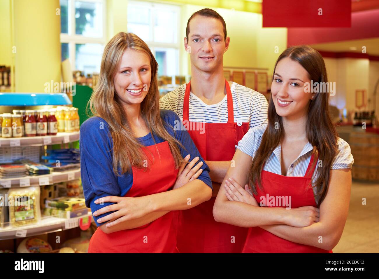 Une jeune équipe est souriante dans un supermarché Banque D'Images