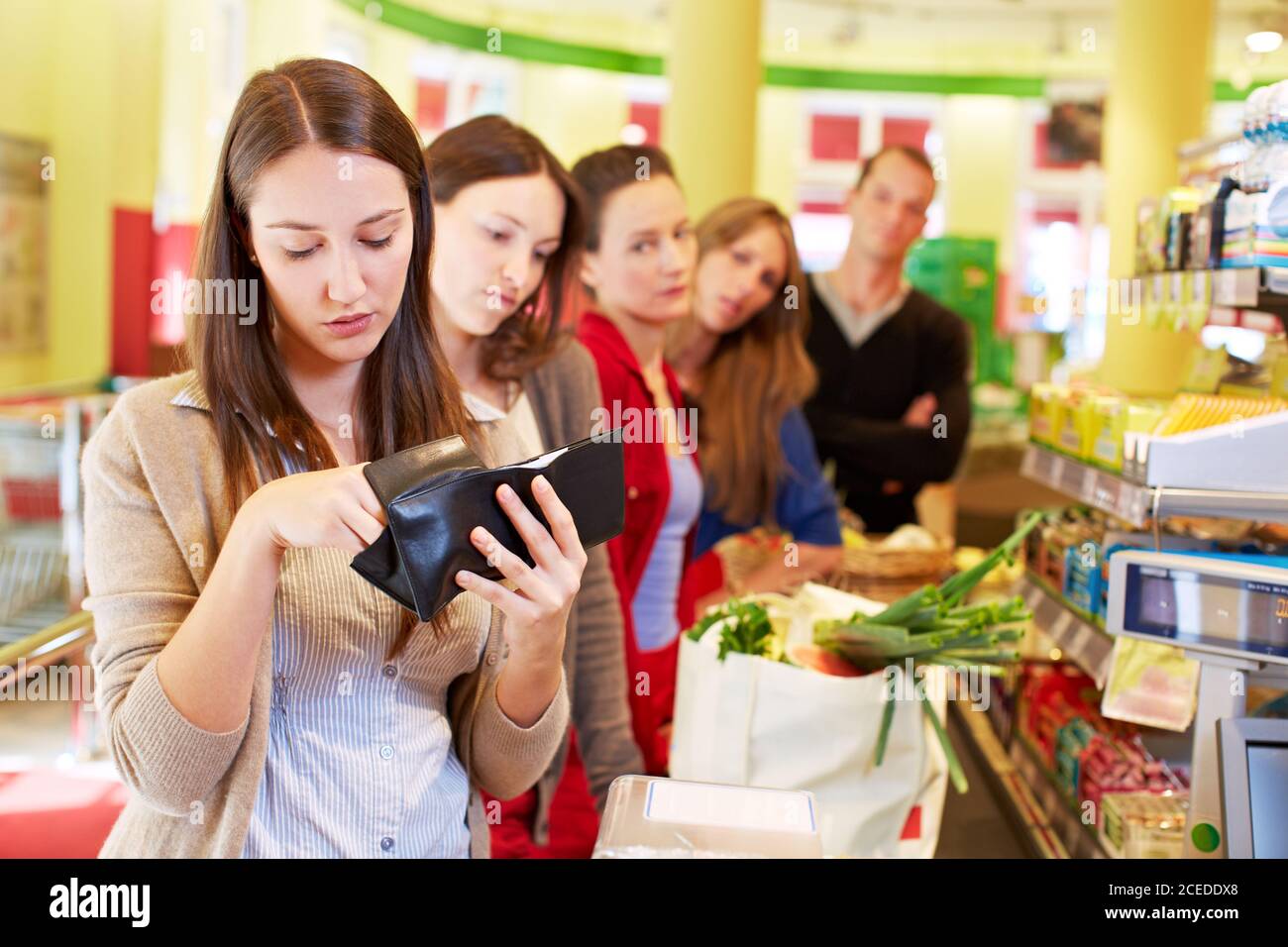 Femme cherche son argent au supermarché paiement Banque D'Images