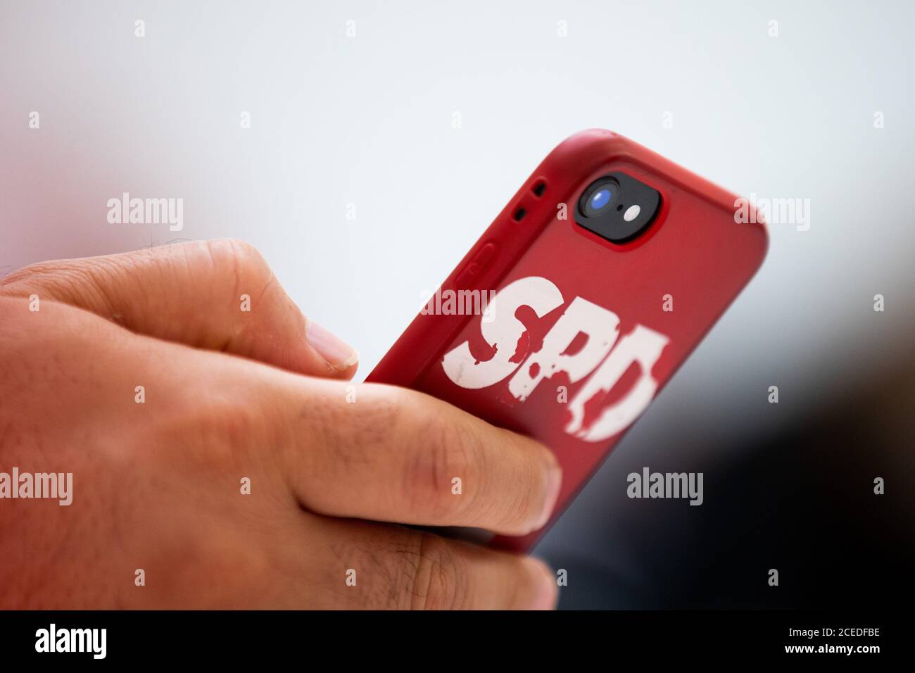 Dortmund, Allemagne. 1er septembre 2020. Un ami de partie tape sur un iPhone, sur la coque dont le logo SPD commence à s'effriter, pendant le voyage d'été du chef de parti SPD. Credit: Rolf Vennenbernd/dpa/Alay Live News Banque D'Images