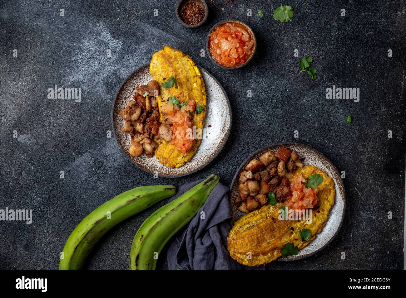 Vue de dessus de plat d'Amérique centrale patacon ou toston frit plantain vert avec sauce au chicherron et à la tomate Banque D'Images