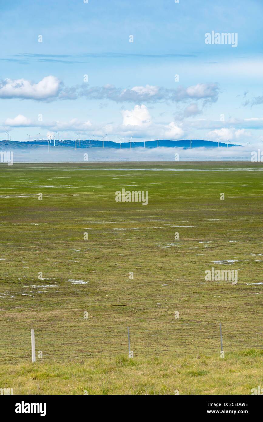 Les nuages bas et les éoliennes se reflètent dans le lac George récemment rempli, près de Canberra, EN AUSTRALIE. Le lac est sec depuis de nombreuses années. Banque D'Images