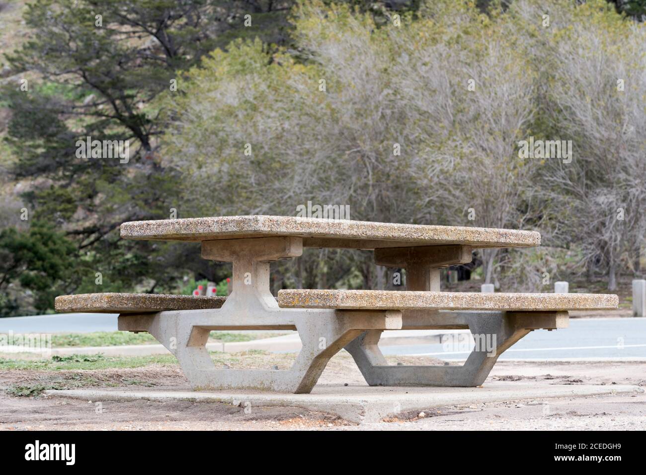 Une table de pique-nique publique de style moderne ou moderniste d'après-guerre et une chaise sont situées près du lac George, en Nouvelle-Galles du Sud, en Australie Banque D'Images