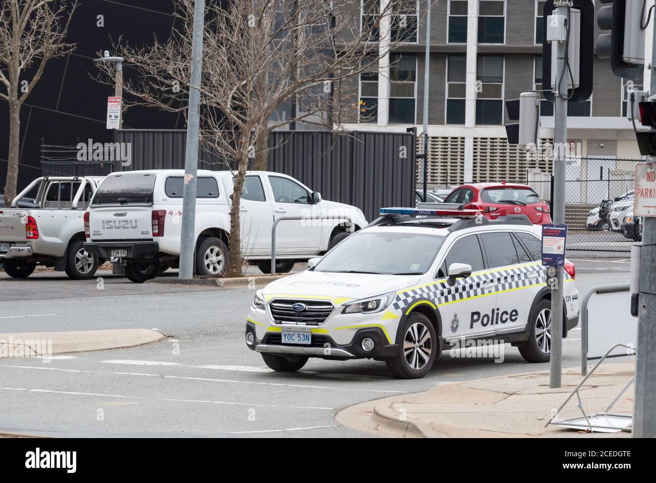 Un wagon de patrouille de la police fédérale Subaru Outback situé à Canberra dans le territoire de la capitale australienne, en Australie Banque D'Images