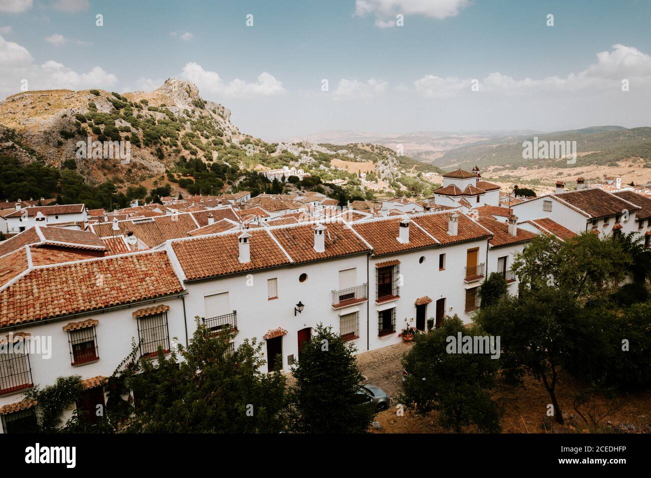 Magnifique vue de drone sur les bâtiments avec des toits de tuiles près de colline rugueuse le jour ensoleillé à Cadix, Espagne Banque D'Images