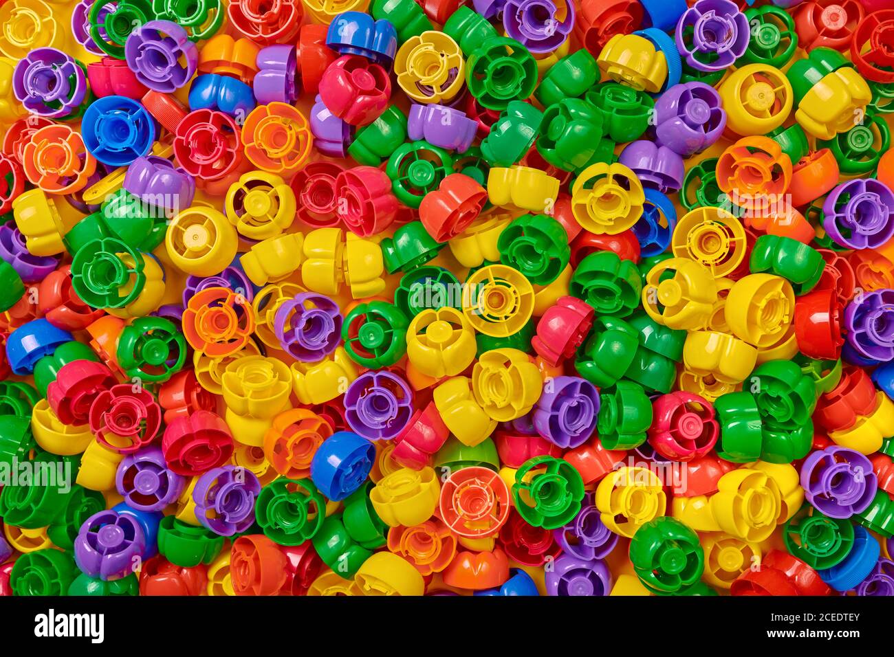 Vue de dessus des bouchons de bouteille en plastique multicolore prêts pour le recyclage Banque D'Images