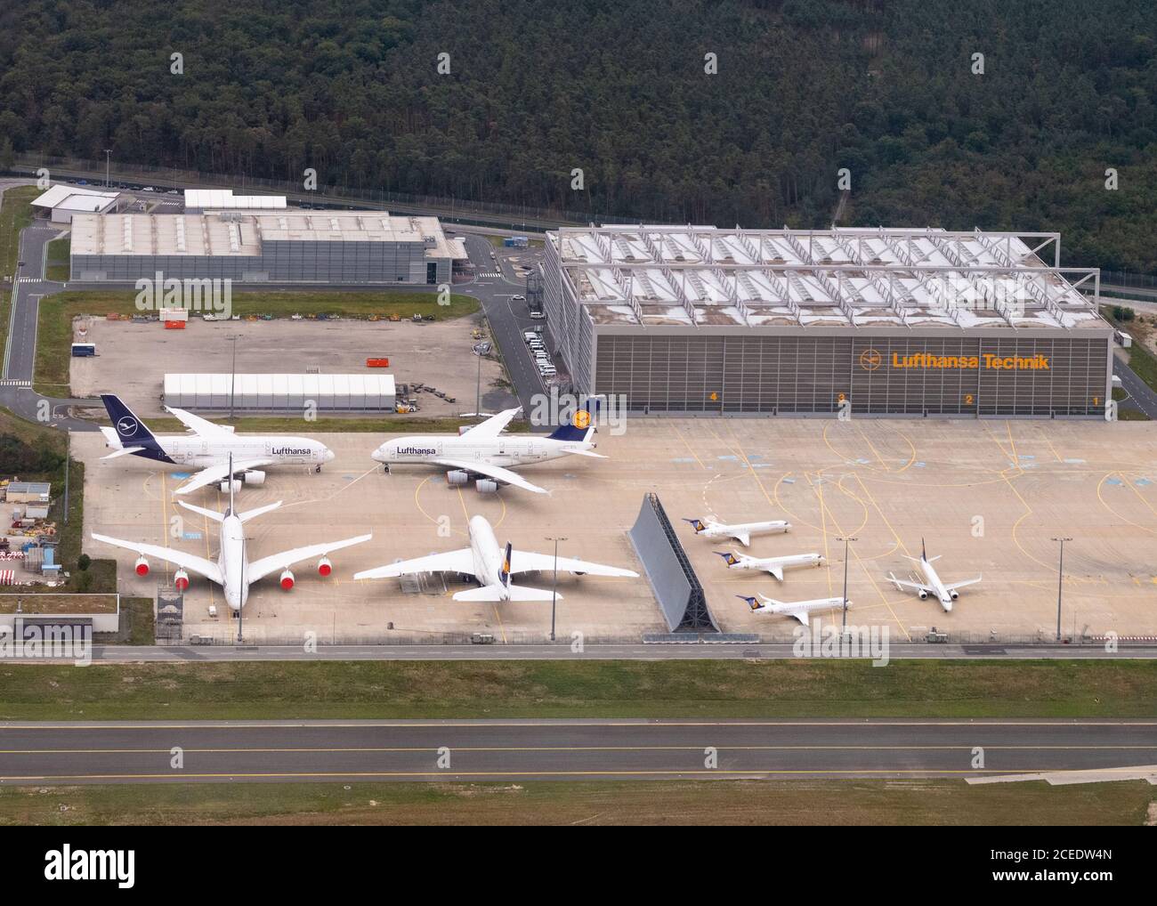 Les avions airbus A380 de Lufthansa sont mis à la terre et stationnés avec des fenêtres scellées à l'extérieur de Lufthansa Technik pendant la pandémie de coronavirus 2020, Francfort, Allemagne Banque D'Images
