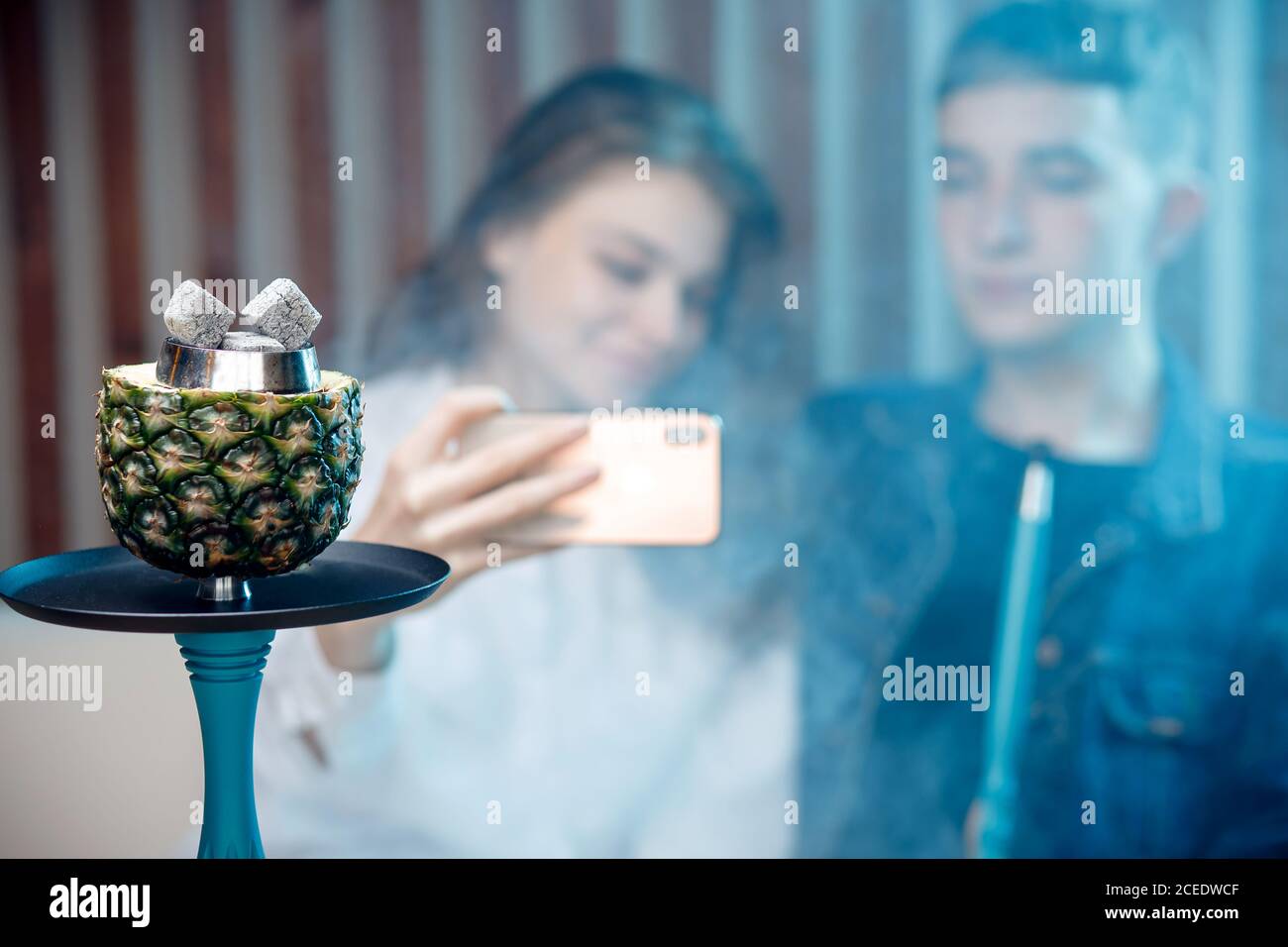 Des coals chauds se sont hookah dans un bol d'ananas pour fumer la chicha traditionnelle des vacances turques Banque D'Images