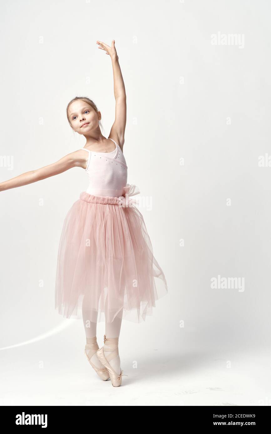 Ballerine fille en costume de danse rose danse ballet danse pointe  chaussures modèle d'arrière-plan de la lumière tutu Photo Stock - Alamy