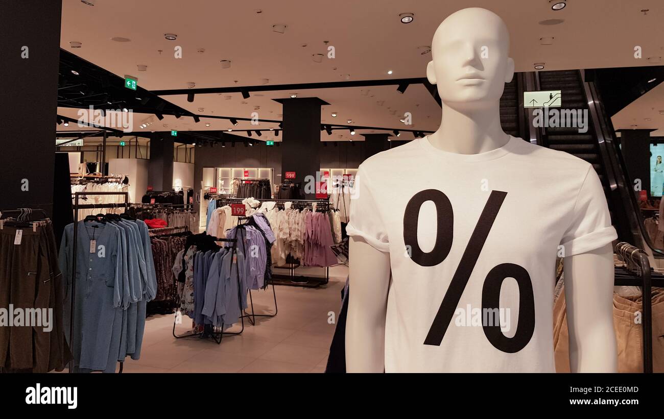 Mannequins habillés de T-shirts blancs avec une affiche de pourcentage de vente dans un centre commercial. Promotion, publicité, shopping et conce du Vendredi fou Banque D'Images