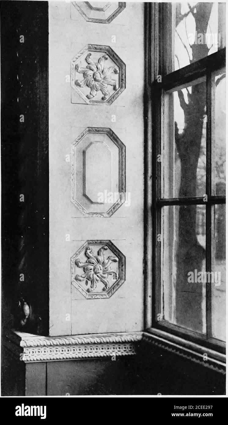 . Demeures coloniales du Maryland et du Delaware. Au deuxième étage. De cette galerie s'étendra aux côtés nord-est et sud-ouest de la maison.beaucoup moins ostentatoires escaliers conduire un de thesecond au troisième étage. La base de l'escalier principal est marquée par deux colonnes ioniques fines qui soutiennent la galerie au deuxième étage. Cette fuite de marches est de thatdown que Dorothy manières ont déclenché si insouciant et si efficacement dans Winston Churchill roman de la colonialAnnapolis, Richard Carvel, Annapolitans affirment, butlà n'est pas la base de l'histoire, sauver la fittingbeautifde l'escalier. A dos Banque D'Images