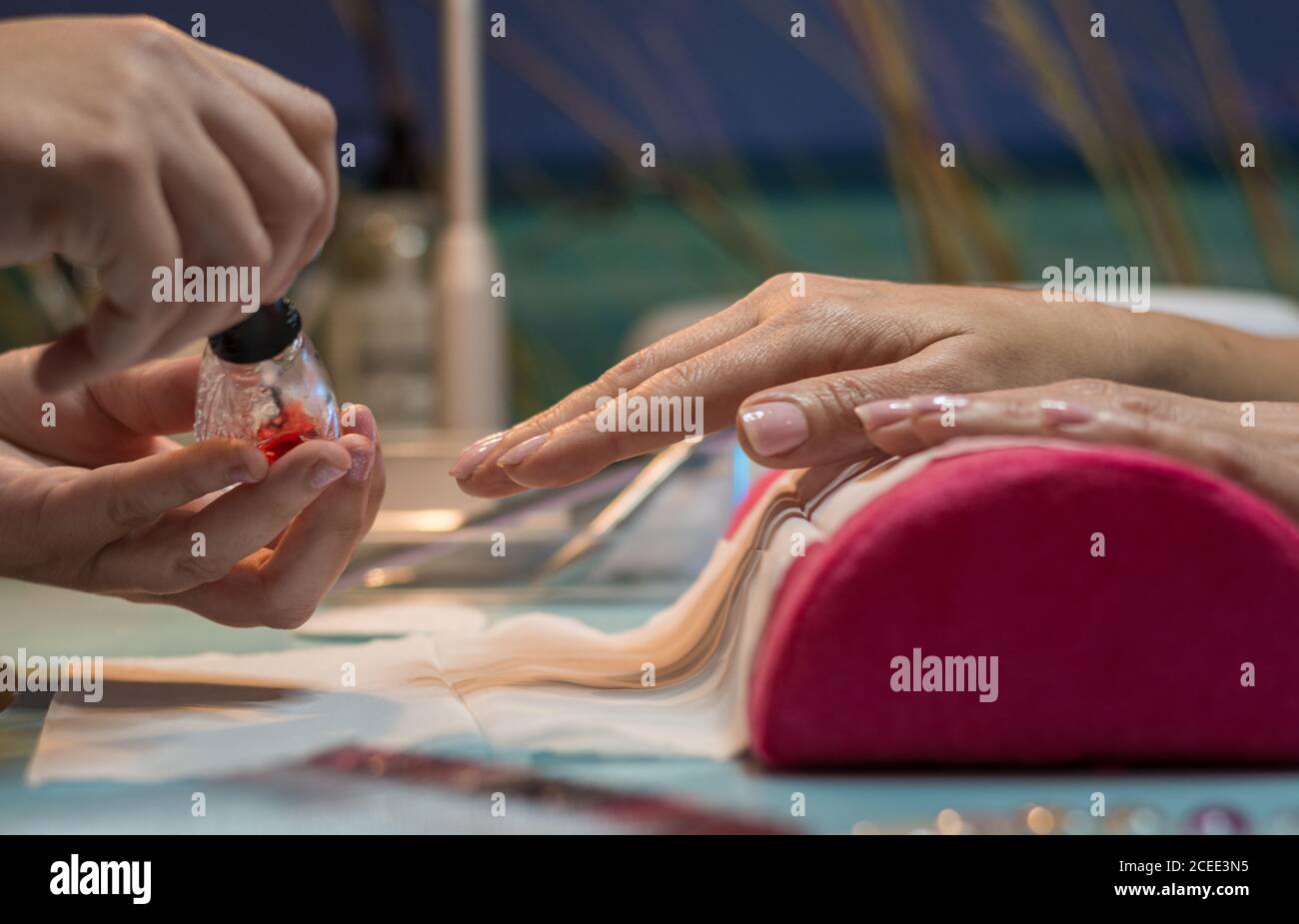 centre de manucure et pédicure où il y a une dame peindre les ongles des mains et des pieds Banque D'Images