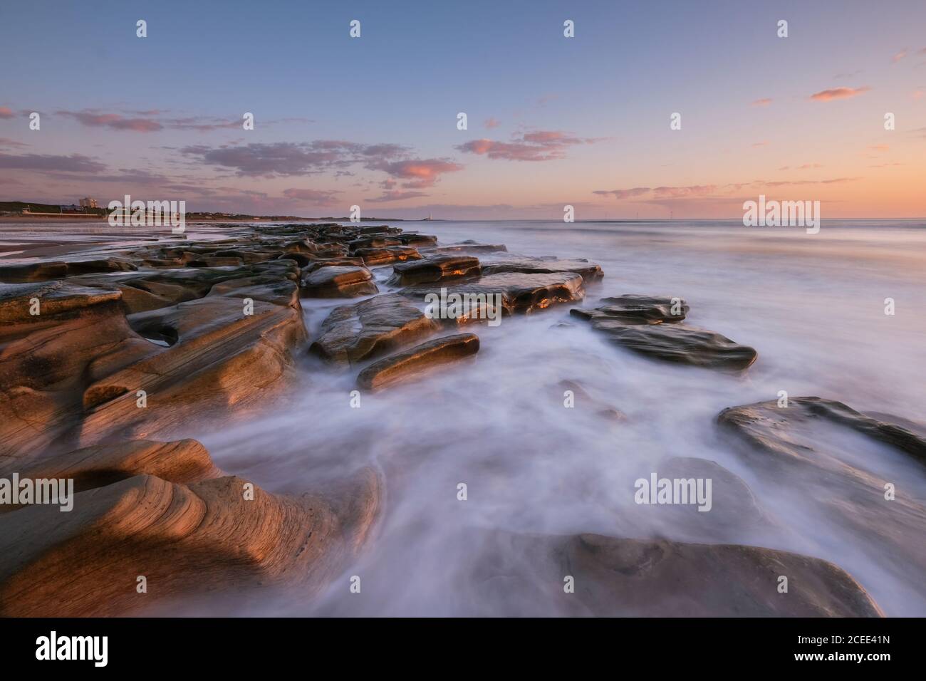 La marée basse révèle la côte rocheuse de Whitley Sands. Banque D'Images