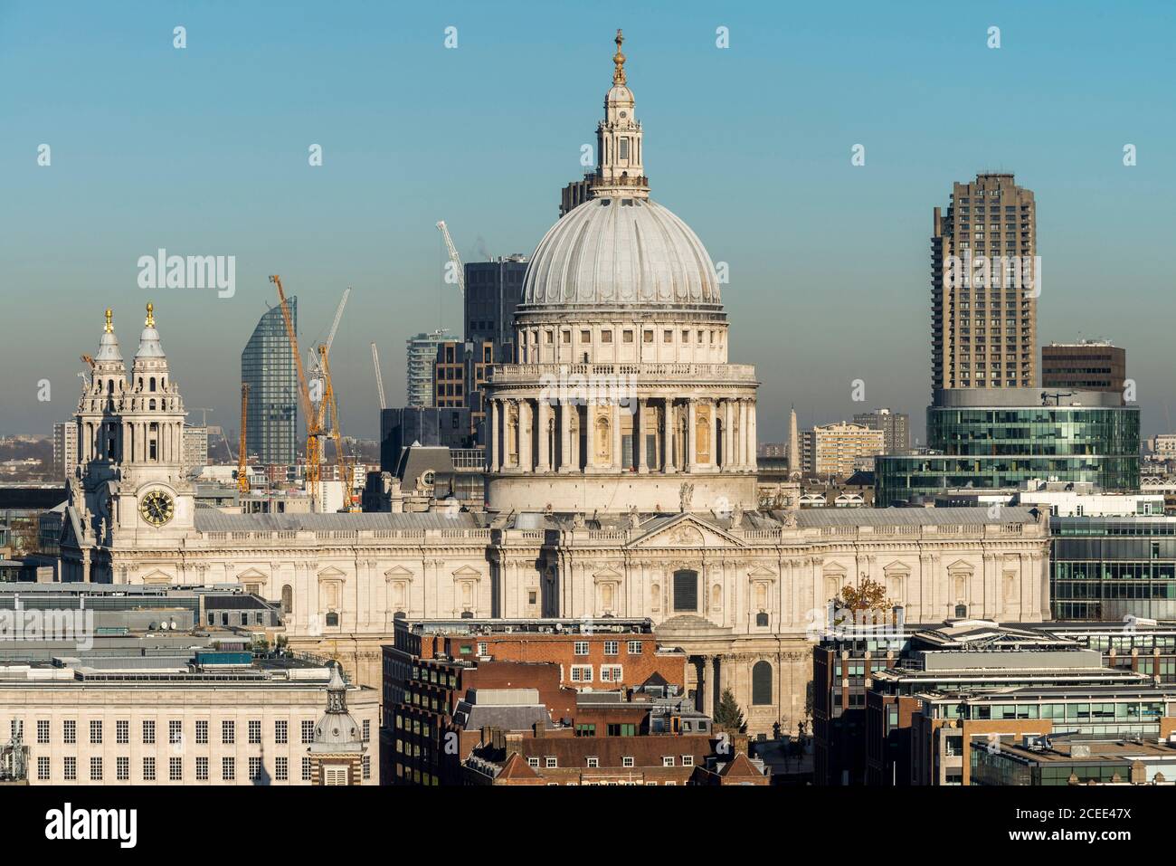 Vue sur l'altitude sud en plein soleil d'hiver. Le dôme et les 2 tours ouest sont clairement visibles. Sur la droite se trouve la tour Shakespeare au Barbican. Vers Banque D'Images