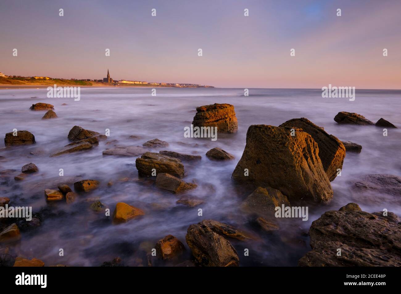 Angleterre, Tyne et Wear, Tynemouth. En regardant vers le nord depuis Sharpness point vers Cullercoats et Tynemouth long Sands. Banque D'Images