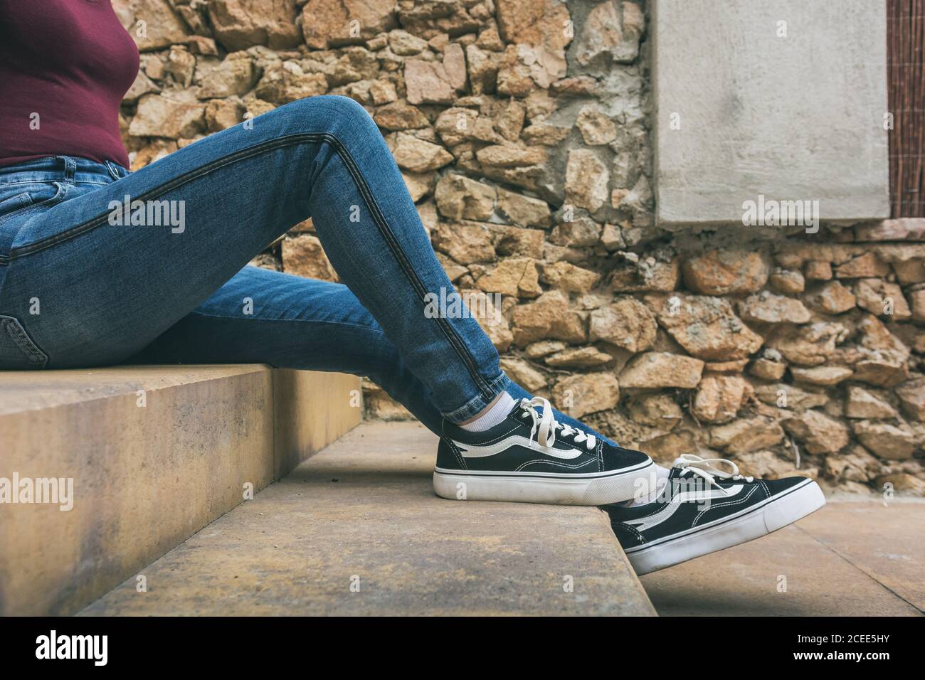Adolescente avec des chaussures décontractées et des jeans dans la rue  Photo Stock - Alamy