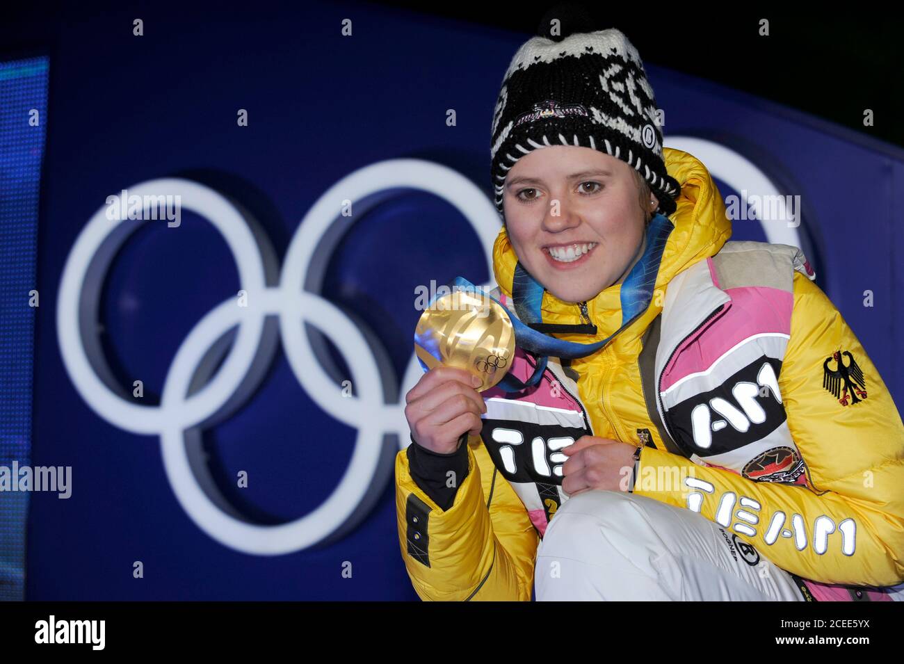 Whistler, Kanada. 1er septembre 2020. Le coureur de ski Viktoria REBENSBURG termine sa carrière. Photo d'archive; Viktoria REBENSBURG (GER), 1ere place championne olympique, gagnante de la médaille d'or, cheers, jubilation, portrait, portrait, cérémonie de remise des prix, cérémonie de remise des médailles, Whistler Medal Plaza, médaille, médailles, slalom géant féminin, slalom géant féminin, 25.02.2010. XXI. Jeux olympiques d'hiver 2010, de 12.02. - 28.02.2010 à Vancouver/Canada. | utilisation dans le monde crédit: dpa/Alay Live News Banque D'Images