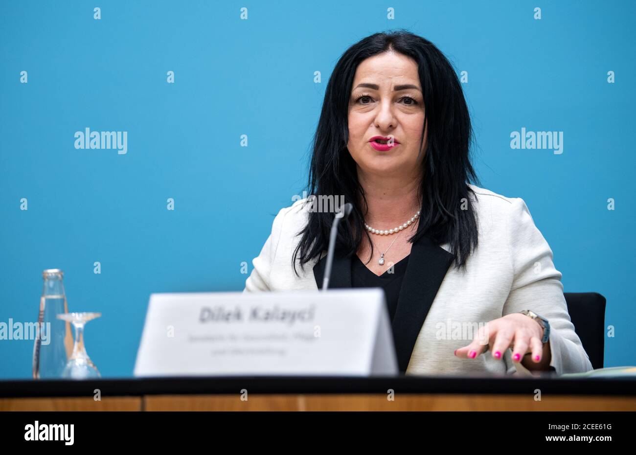 Berlin, Allemagne. 1er septembre 2020. Dilek Kalayci (SPD), sénateur berlinois de la Santé, prend la parole à la conférence de presse après la réunion du Sénat de Berlin. Auparavant, le gouvernement de l'État avait traité la crise de Corona et les manifestations du week-end dernier, entre autres choses. Credit: Bernd von Jutrczenka/dpa/Alamy Live News Banque D'Images