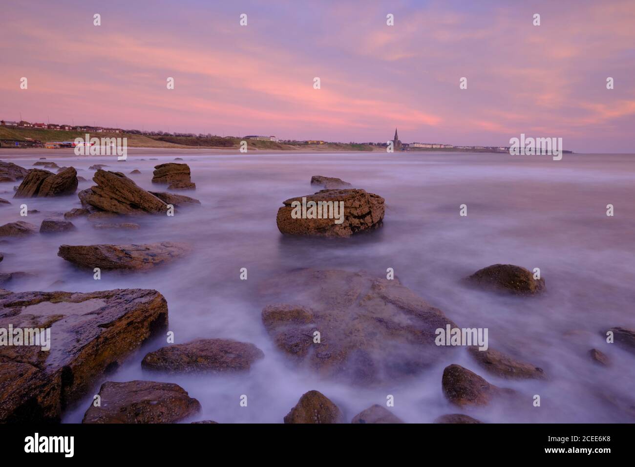 Angleterre, Tyne et Wear, Tynemouth. En regardant vers le nord depuis Sharpness point vers Cullercoats et Tynemouth long Sands. Banque D'Images