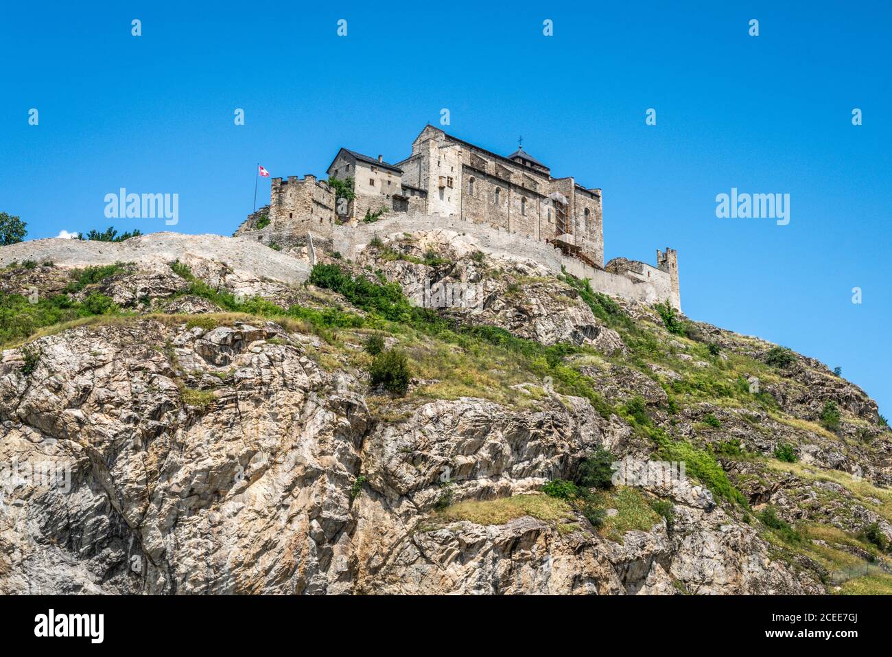 La basilique de la Valère également appelée château de la Valère vue panoramique dessus colline rocheuse avec ciel bleu clair à Sion Valais Suisse Banque D'Images