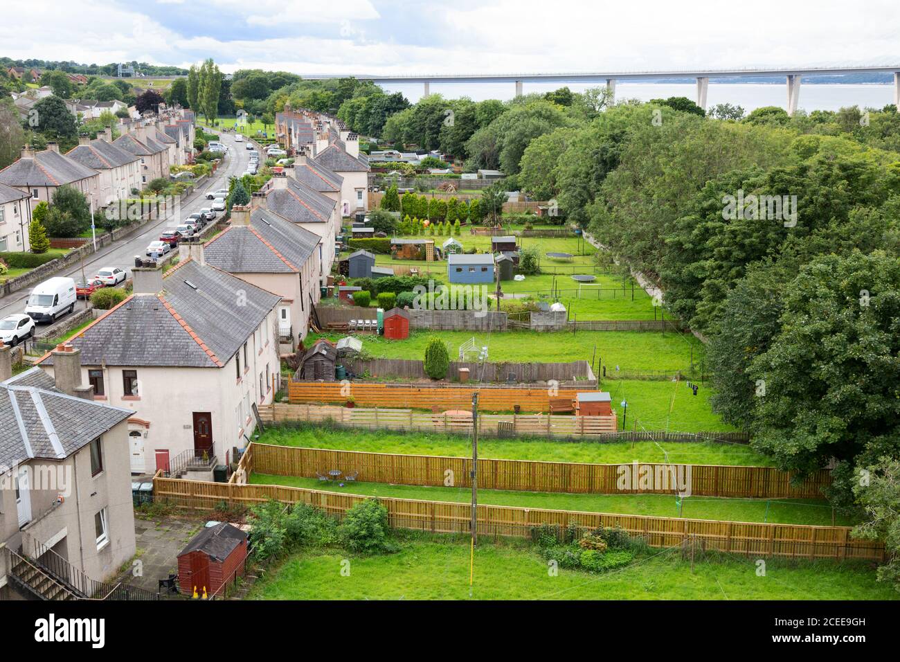 Maisons mitoyennes et jardins à Edimbourg près du Firth of Forth, Edinburgh Scotland UK Banque D'Images