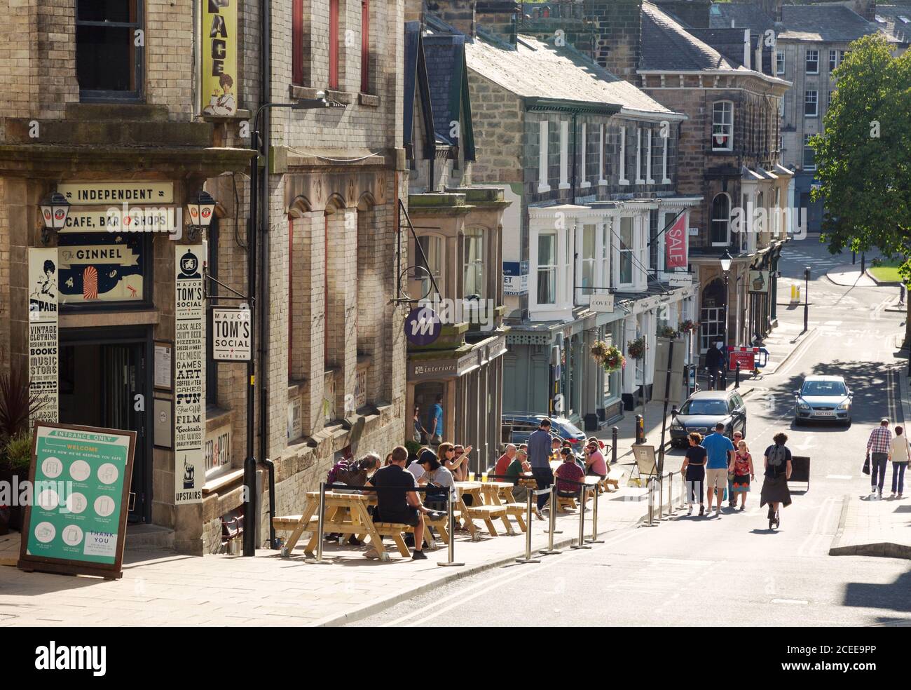 Centre-ville de Harrogate ; scène de rue du Ginnel en été ; Harrogate Yorkshire UK Banque D'Images