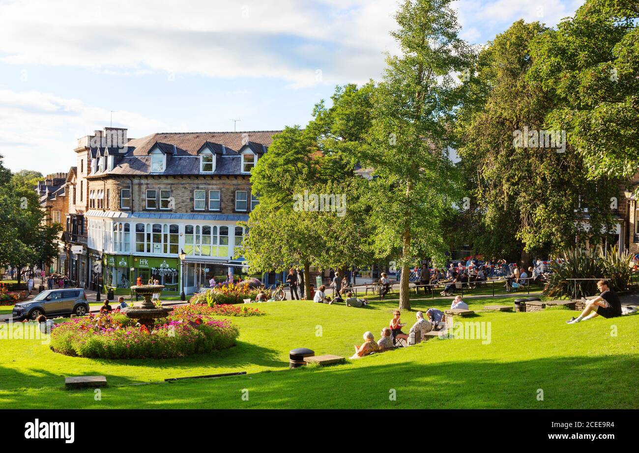 Les gens se détendent dans les 200 hectares de parc et d'herbe errants du centre-ville de Harrogate, lors d'une journée ensoleillée en été, Harrogate Yorkshire Angleterre Royaume-Uni Banque D'Images
