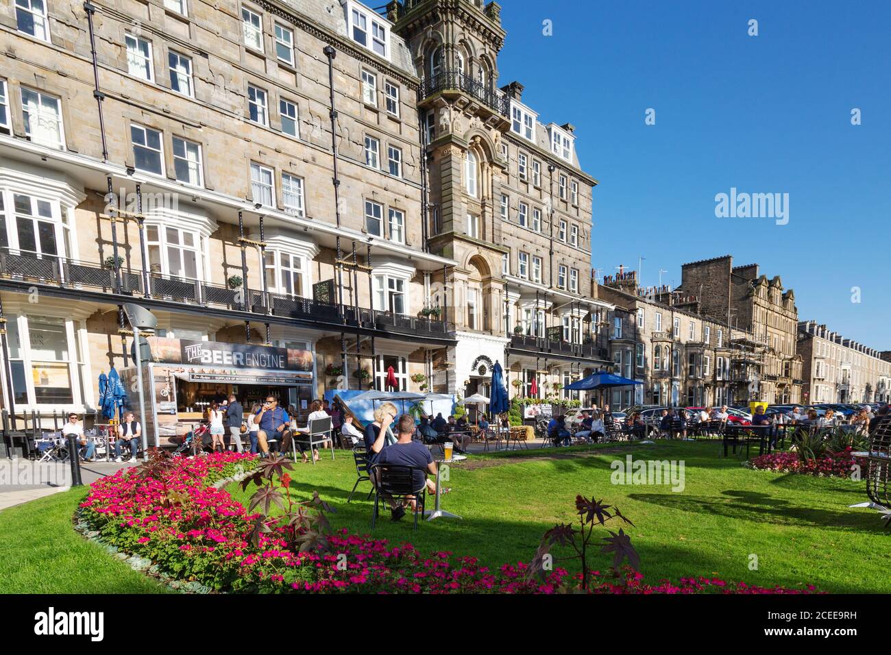 Centre-ville de Harrogate Yorkshire UK - personnes assises sous le soleil le soir en profitant du soleil d'été à Prospect Square, dans le Yorkshire du Royaume-Uni de Harrogate Banque D'Images