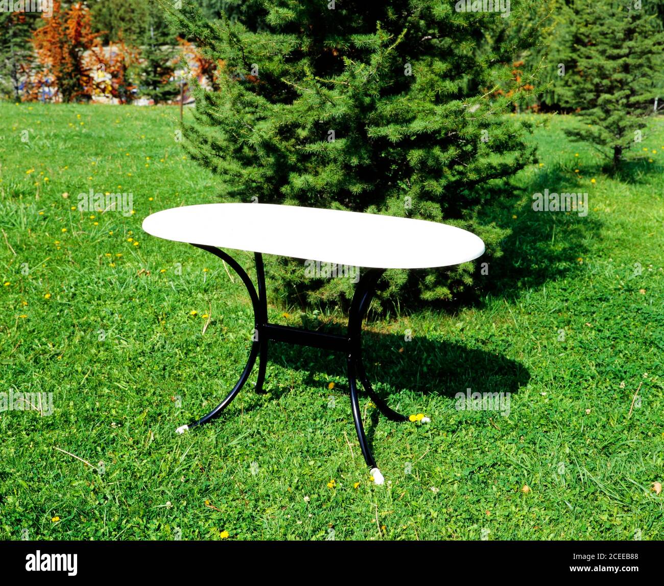 Table et chaises en fer. Chaises et table dans le jardin. Un ensemble de chaises en fer de couleur et une petite table à l'extérieur. Banque D'Images