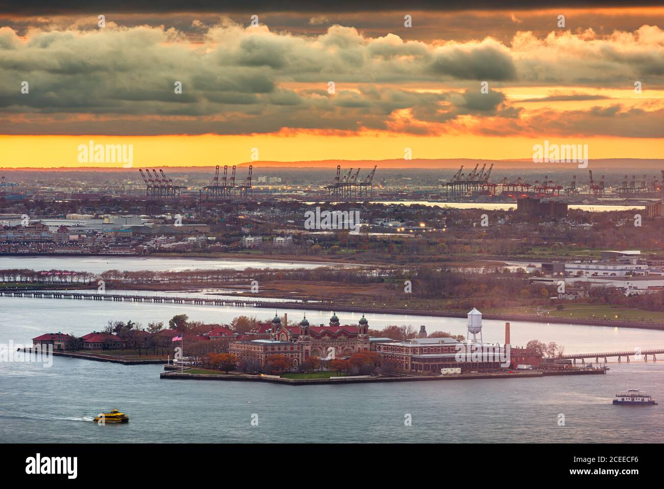 Ellis Island, New York, États-Unis vue d'en haut dans le port de New York au crépuscule. Banque D'Images